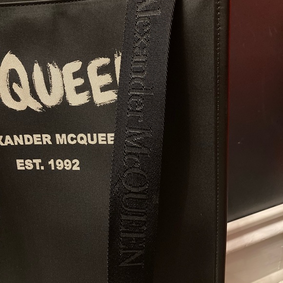 ALEXANDER McQUEEN Graffiti Edge Tote in Black/Off White - Picture 8 of 11
